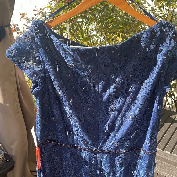 Mac Duggal - Floral Appliqué Boat Neck Short Sleeve Gown - Midnight Size 16 - Picture 15 of 17